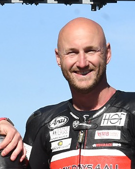 Instructeur Rob Hakvoort in Trackdays4all-racepak op het TT Circuit Assen