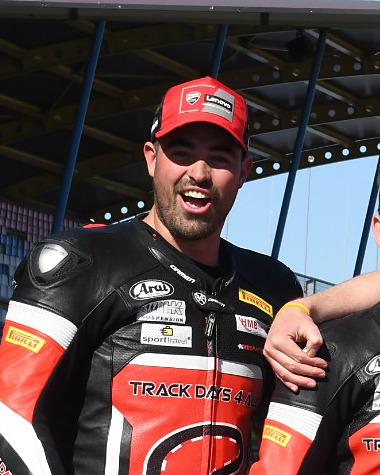 Instructeur Kjeld Petersen in Trackdays4all-racepak op het TT Circuit Assen