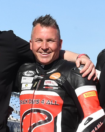 Instructeur Bas Winkel in Trackdays4all-racepak op het TT Circuit Assen